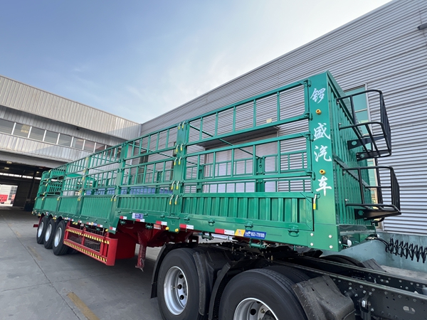 山东仓栏式运输半挂车
